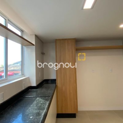 Apartamento com 193m², 3 quartos (sendo 3 suítes), 2 garagens, no bairro Centro em Florianópolis