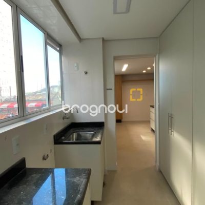 Apartamento com 193m², 3 quartos (sendo 3 suítes), 2 garagens, no bairro Centro em Florianópolis