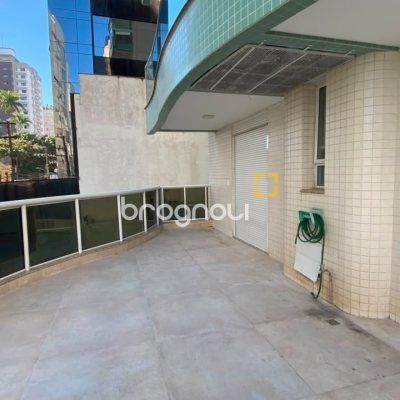 Apartamento com 193m², 3 quartos (sendo 3 suítes), 2 garagens, no bairro Centro em Florianópolis