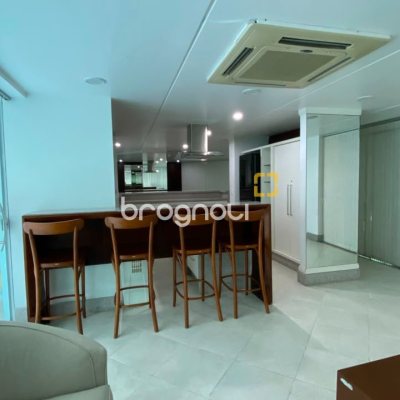 Apartamento com 193m², 3 quartos (sendo 3 suítes), 2 garagens, no bairro Centro em Florianópolis