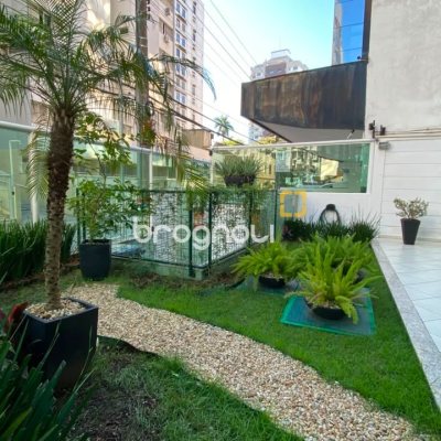 Apartamento com 193m², 3 quartos (sendo 3 suítes), 2 garagens, no bairro Centro em Florianópolis