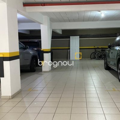 Apartamento com 193m², 3 quartos (sendo 3 suítes), 2 garagens, no bairro Centro em Florianópolis