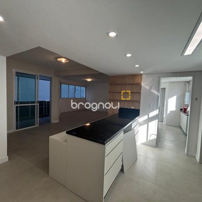 Apartamento com 193m², 3 quartos (sendo 3 suítes), 2 garagens, no bairro Centro em Florianópolis