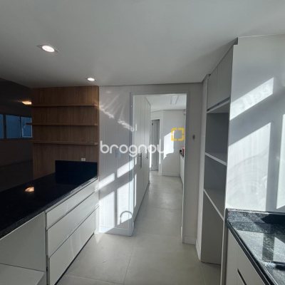 Apartamento com 193m², 3 quartos (sendo 3 suítes), 2 garagens, no bairro Centro em Florianópolis