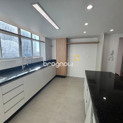 Apartamento com 193m², 3 quartos (sendo 3 suítes), 2 garagens, no bairro Centro em Florianópolis