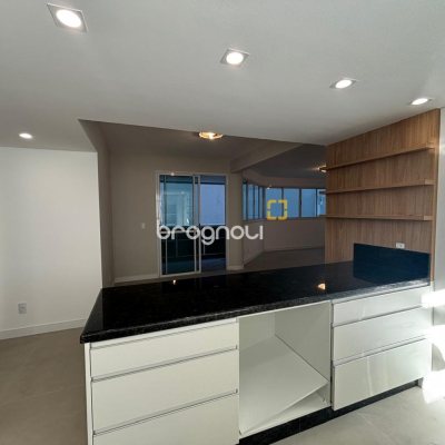 Apartamento com 193m², 3 quartos (sendo 3 suítes), 2 garagens, no bairro Centro em Florianópolis