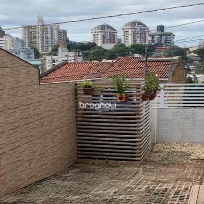 Casa com 180m², 3 quartos (sendo 1 suíte), 2 garagens, no bairro Capoeiras em Florianópolis