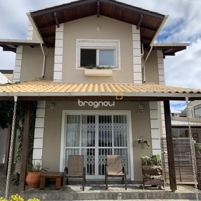 Casa com 180m², 3 quartos (sendo 1 suíte), 2 garagens, no bairro Capoeiras em Florianópolis