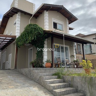 Casa com 180m², 3 quartos (sendo 1 suíte), 2 garagens, no bairro Capoeiras em Florianópolis
