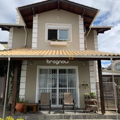 Casa com 180m², 3 quartos (sendo 1 suíte), 2 garagens, no bairro Capoeiras em Florianópolis