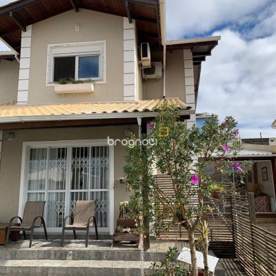 Casa com 180m², 3 quartos (sendo 1 suíte), 2 garagens, no bairro Capoeiras em Florianópolis