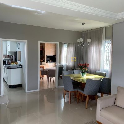 Casa com 180m², 3 quartos (sendo 1 suíte), 2 garagens, no bairro Capoeiras em Florianópolis