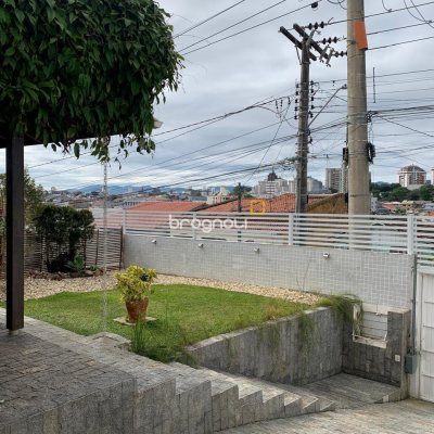 Casa com 180m², 3 quartos (sendo 1 suíte), 2 garagens, no bairro Capoeiras em Florianópolis
