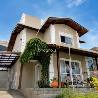 Casa com 180m², 3 quartos (sendo 1 suíte), 2 garagens, no bairro Capoeiras em Florianópolis
