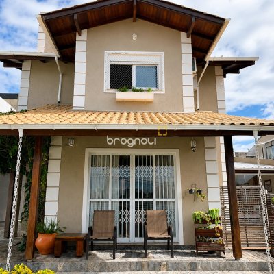 Casa com 180m², 3 quartos (sendo 1 suíte), 2 garagens, no bairro Capoeiras em Florianópolis
