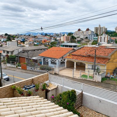 Casa com 180m², 3 quartos (sendo 1 suíte), 2 garagens, no bairro Capoeiras em Florianópolis