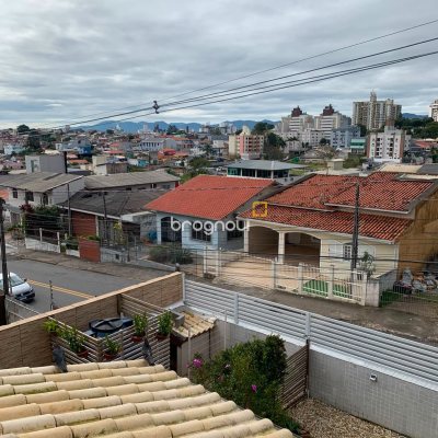 Casa com 180m², 3 quartos (sendo 1 suíte), 2 garagens, no bairro Capoeiras em Florianópolis