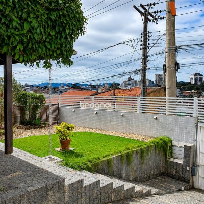 Casa com 180m², 3 quartos (sendo 1 suíte), 2 garagens, no bairro Capoeiras em Florianópolis