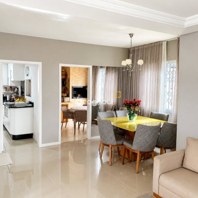 Casa com 180m², 3 quartos (sendo 1 suíte), 2 garagens, no bairro Capoeiras em Florianópolis