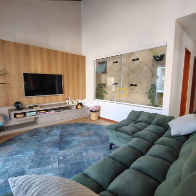 Casa com 330m², 2 quartos (sendo 2 suítes), 2 garagens, no bairro Canto em Florianópolis