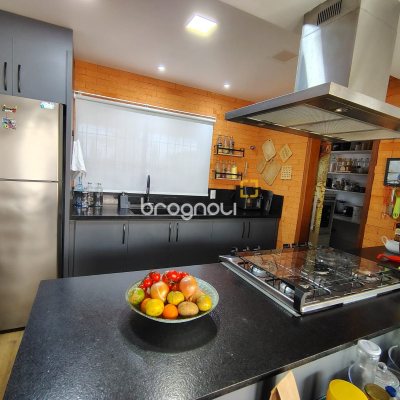 Casa com 330m², 2 quartos (sendo 2 suítes), 2 garagens, no bairro Canto em Florianópolis