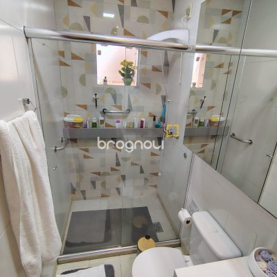 Casa com 330m², 2 quartos (sendo 2 suítes), 2 garagens, no bairro Canto em Florianópolis