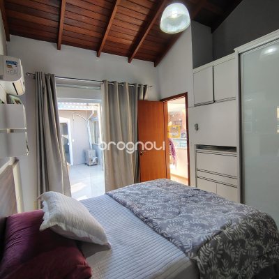 Casa com 330m², 2 quartos (sendo 2 suítes), 2 garagens, no bairro Canto em Florianópolis
