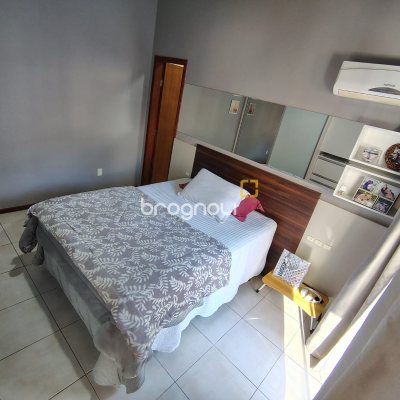 Casa com 330m², 2 quartos (sendo 2 suítes), 2 garagens, no bairro Canto em Florianópolis