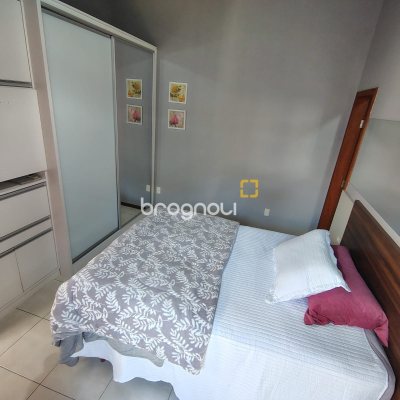 Casa com 330m², 2 quartos (sendo 2 suítes), 2 garagens, no bairro Canto em Florianópolis