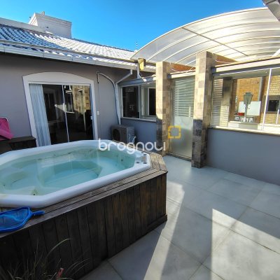 Casa com 330m², 2 quartos (sendo 2 suítes), 2 garagens, no bairro Canto em Florianópolis