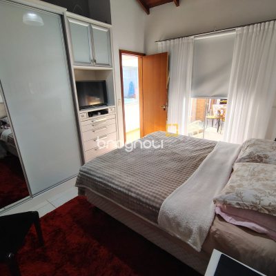 Casa com 330m², 2 quartos (sendo 2 suítes), 2 garagens, no bairro Canto em Florianópolis