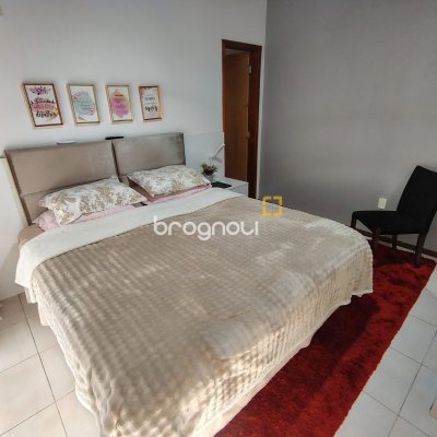 Casa com 330m², 2 quartos (sendo 2 suítes), 2 garagens, no bairro Canto em Florianópolis