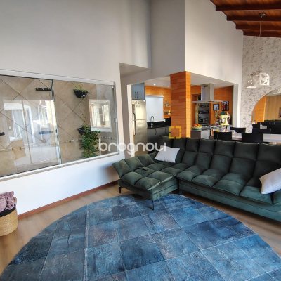 Casa com 330m², 2 quartos (sendo 2 suítes), 2 garagens, no bairro Canto em Florianópolis