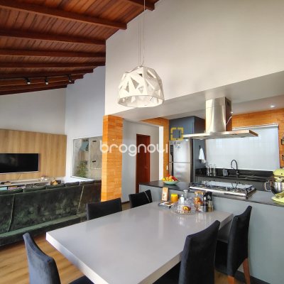 Casa com 330m², 2 quartos (sendo 2 suítes), 2 garagens, no bairro Canto em Florianópolis