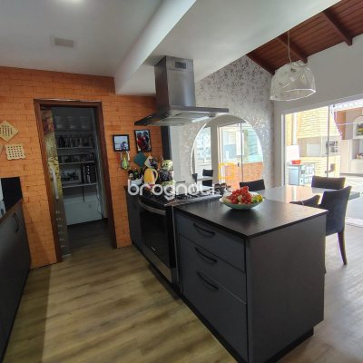 Casa com 330m², 2 quartos (sendo 2 suítes), 2 garagens, no bairro Canto em Florianópolis
