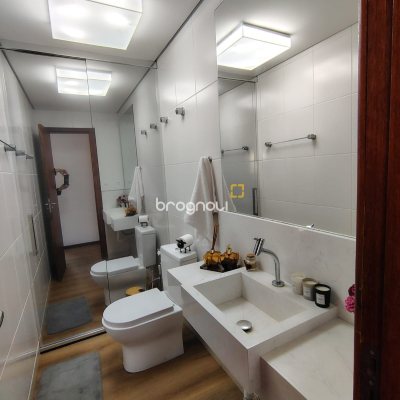 Casa com 330m², 2 quartos (sendo 2 suítes), 2 garagens, no bairro Canto em Florianópolis