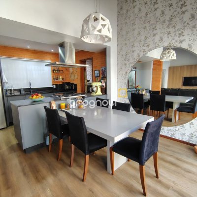 Casa com 330m², 2 quartos (sendo 2 suítes), 2 garagens, no bairro Canto em Florianópolis
