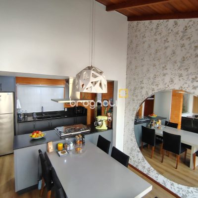Casa com 330m², 2 quartos (sendo 2 suítes), 2 garagens, no bairro Canto em Florianópolis