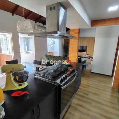 Casa com 330m², 2 quartos (sendo 2 suítes), 2 garagens, no bairro Canto em Florianópolis