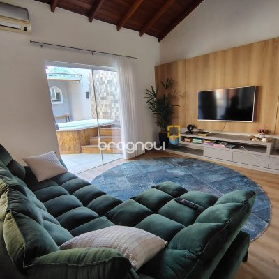 Casa com 330m², 2 quartos (sendo 2 suítes), 2 garagens, no bairro Canto em Florianópolis