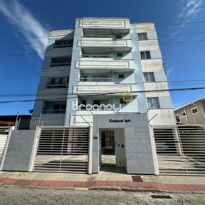 Apartamento com 76m², 2 quartos (sendo 1 suíte), 1 garagem, no bairro Centro em Palhoça
