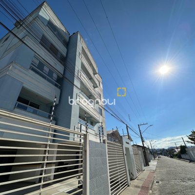 Apartamento com 76m², 2 quartos (sendo 1 suíte), 1 garagem, no bairro Centro em Palhoça