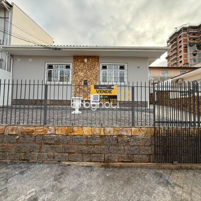 Casa com 131m², 3 quartos (sendo 1 suíte), 3 garagens, no bairro Barreiros em São José