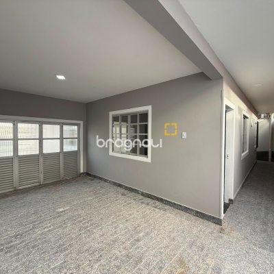 Casa com 131m², 3 quartos (sendo 1 suíte), 3 garagens, no bairro Barreiros em São José