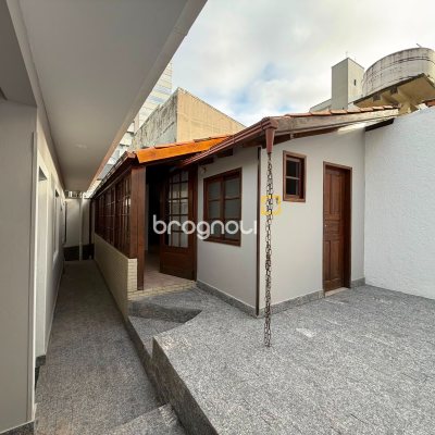 Casa com 131m², 3 quartos (sendo 1 suíte), 3 garagens, no bairro Barreiros em São José