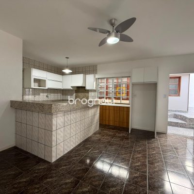 Casa com 131m², 3 quartos (sendo 1 suíte), 3 garagens, no bairro Barreiros em São José