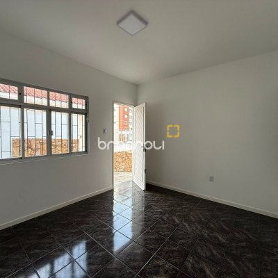 Casa com 131m², 3 quartos (sendo 1 suíte), 3 garagens, no bairro Barreiros em São José