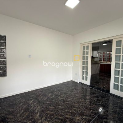 Casa com 131m², 3 quartos (sendo 1 suíte), 3 garagens, no bairro Barreiros em São José