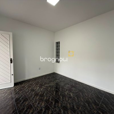 Casa com 131m², 3 quartos (sendo 1 suíte), 3 garagens, no bairro Barreiros em São José