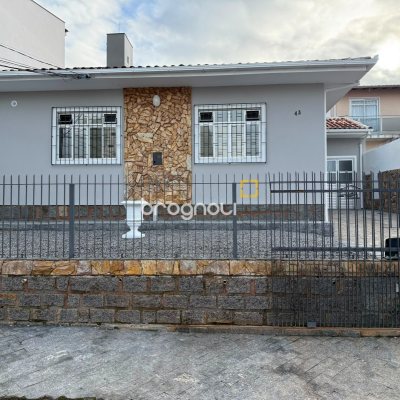 Casa com 131m², 3 quartos (sendo 1 suíte), 3 garagens, no bairro Barreiros em São José